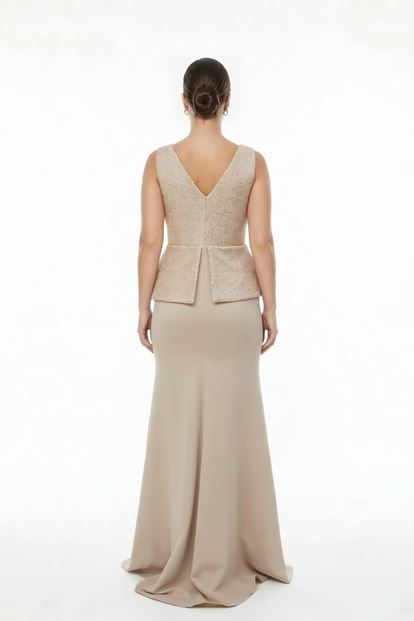 فستان سهرة بيج اللون بفتحة رقبة على شكل حرف V ومقاسات كبيرة